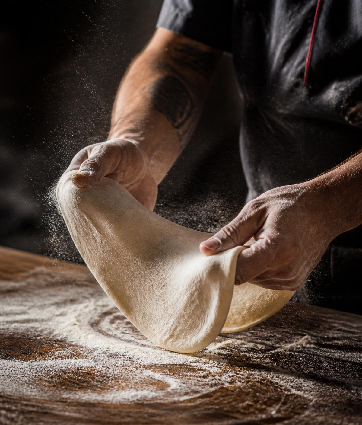 Pizzaiolo preparando massa
